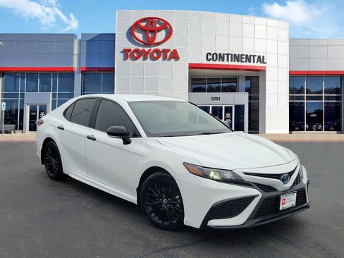 Certified 2022 Toyota Camry SE w/ Convenience Package image 2