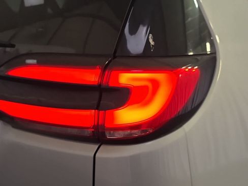 Used 2024 Chrysler Pacifica Limited FWD image 13