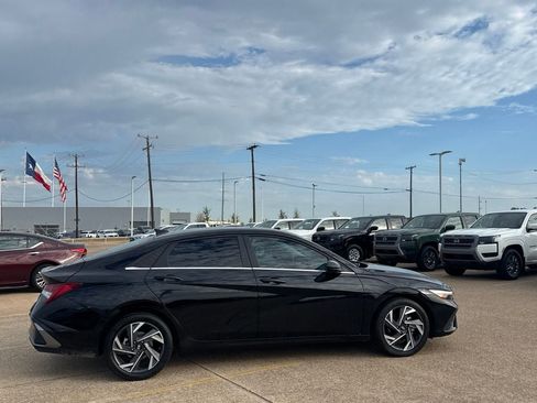 Used 2025 Hyundai Elantra SEL FWD image 25