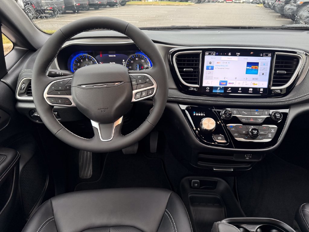 New 2027 Chrysler Pacifica Select FWD image 8