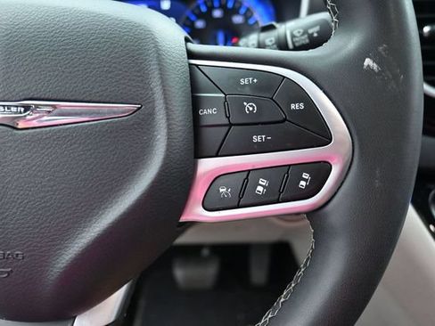 Used 2024 Chrysler Pacifica Touring-L FWD image 27