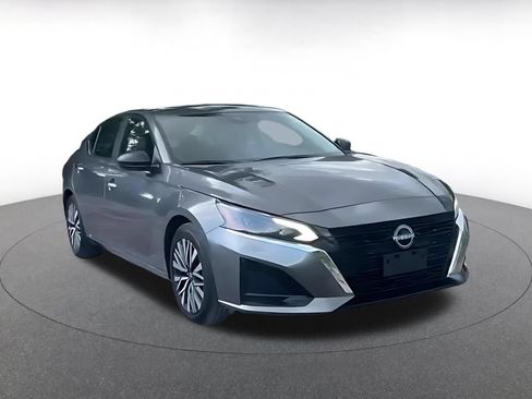 Used 2025 Nissan Altima 2.5 SV FWD image 3