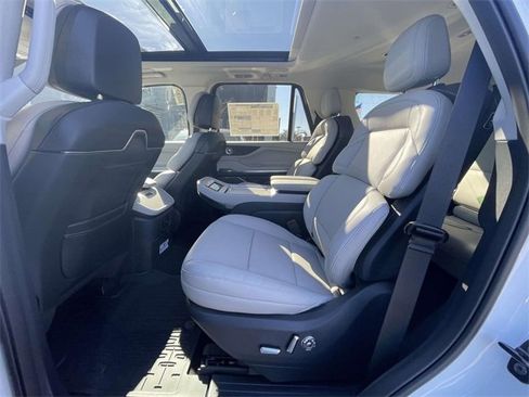 New 2025 Lincoln Navigator Reserve image 7