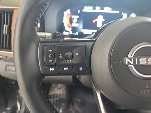 Used 2025 Nissan Pathfinder Platinum FWD image 17