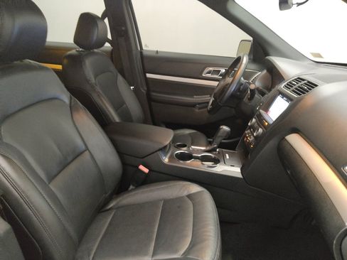 Used 2017 Ford Explorer XLT w/ Equipment Group 202A FWD image 21