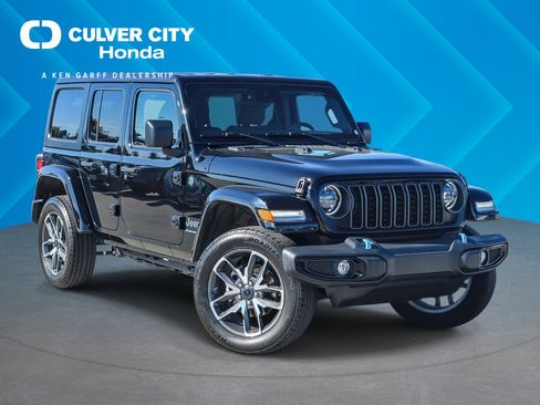 Used 2024 Jeep Wrangler Unlimited w/ Technology Group AWD/4WD image 1