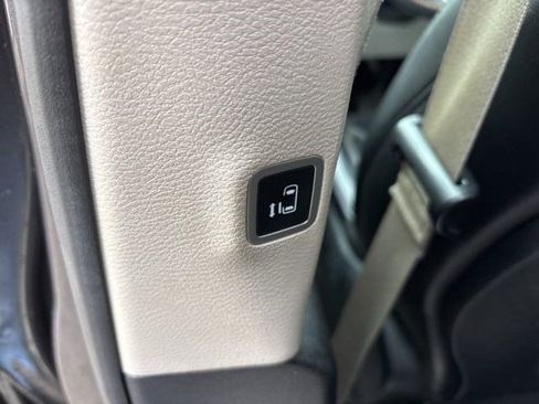 Used 2020 Chrysler Voyager Lxi image 32