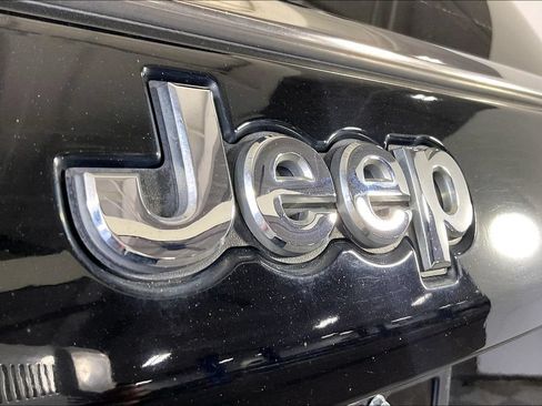 Used 2017 Jeep Compass Latitude w/ Cold Weather Group FWD image 38