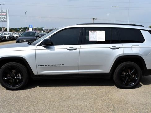 Used 2023 Jeep Grand Cherokee L Laredo AWD/4WD image 5
