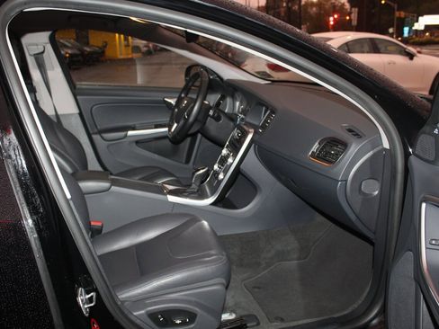 Used 2018 Volvo V60 T5 Cross Country w/ Convenience Package image 13