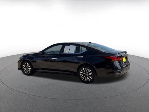 Used 2025 Nissan Altima 2.5 SV FWD image 11
