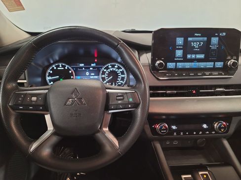 Used 2024 Mitsubishi Outlander SE image 12