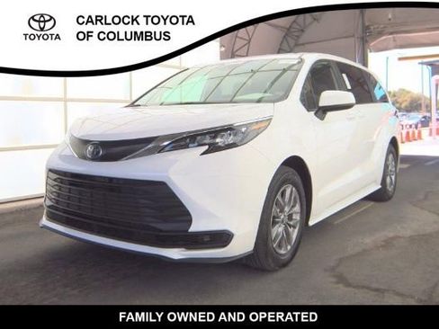 Used 2025 Toyota Sienna LE FWD image 1