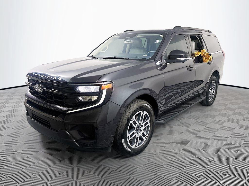 Used 2025 Ford Expedition Active RWD image 3