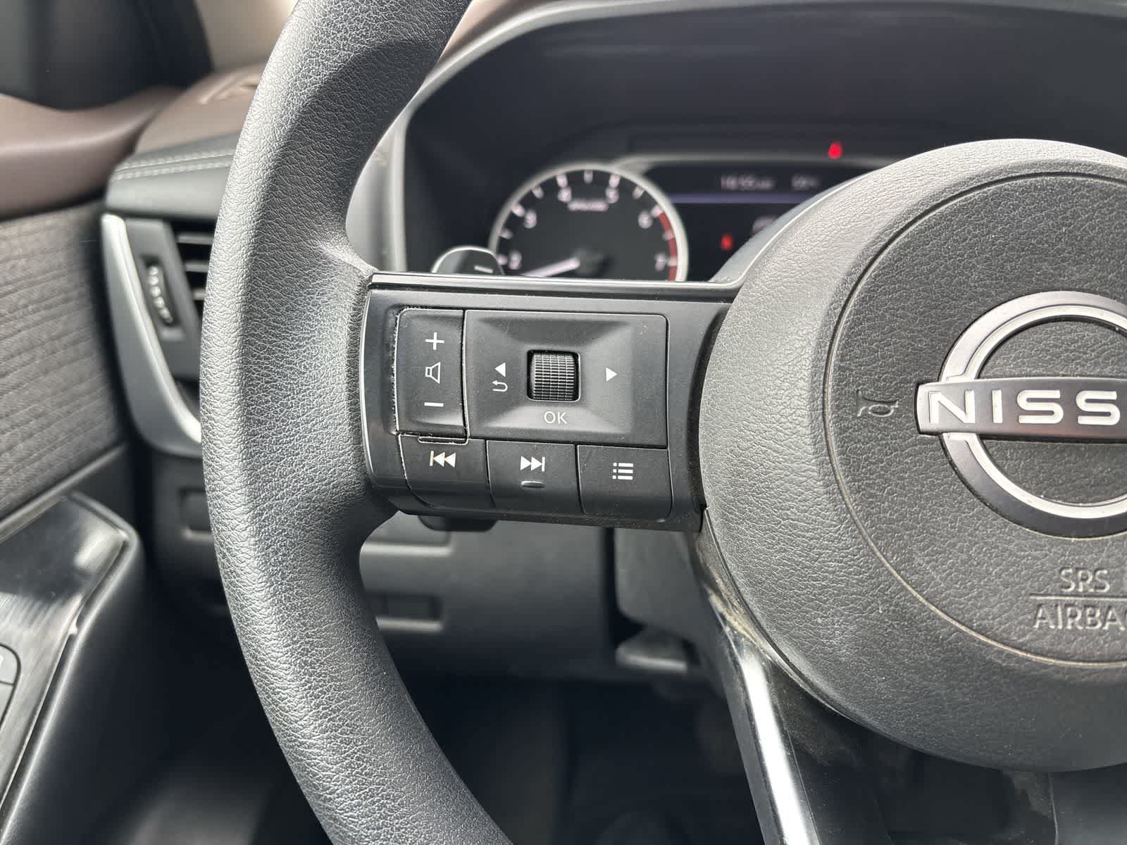 Used 2023 Nissan Rogue S AWD/4WD image 9