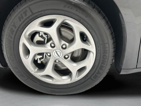 Used 2023 Chrysler Pacifica Limited FWD image 9