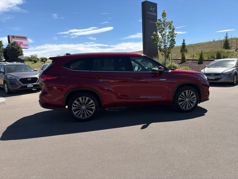 Used 2021 Toyota Highlander Platinum FWD image 13