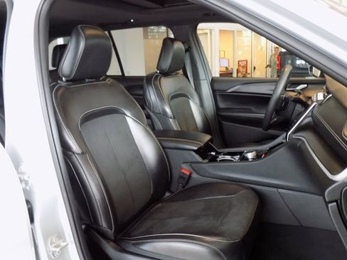 Certified 2023 Jeep Grand Cherokee Altitude image 18