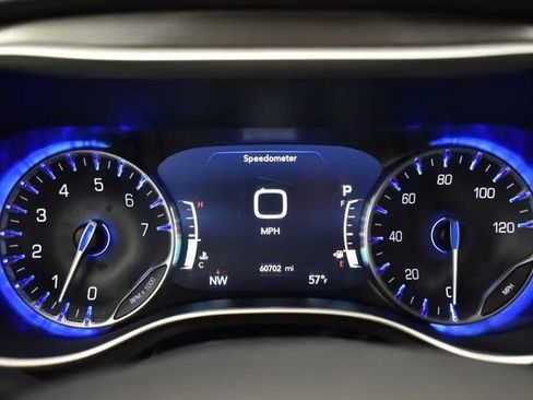 Used 2023 Chrysler Pacifica Touring-L FWD image 27