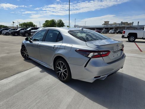 Used 2024 Toyota Camry SE image 5