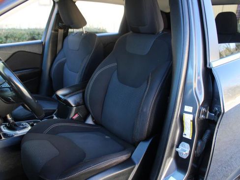Used 2015 Jeep Cherokee Latitude w/ Comfort/Convenience Group FWD image 12