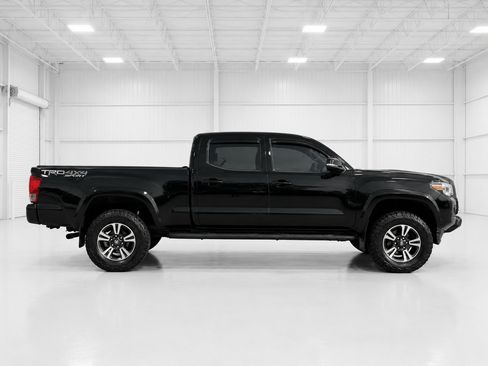 Used 2016 Toyota Tacoma TRD Sport w/ Towing Package AWD/4WD image 5