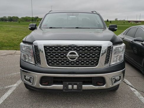 Used 2018 Nissan Titan SV AWD/4WD image 2