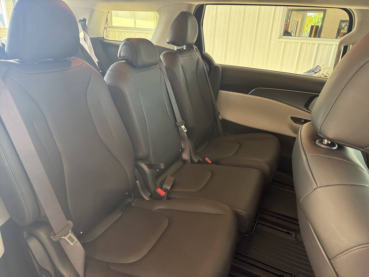 Used 2024 Kia Carnival LX FWD image 25