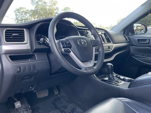 Used 2016 Toyota Highlander LE FWD image 13