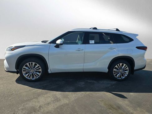 New 2026 Toyota Highlander Platinum image 6