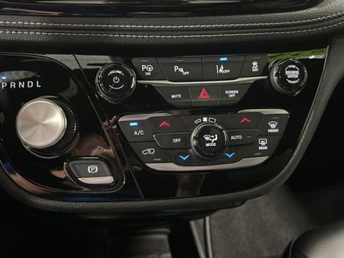 Used 2024 Chrysler Pacifica Limited FWD image 18