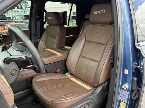 Used 2025 Chevrolet Tahoe High Country AWD/4WD image 16