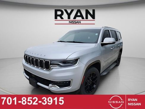Used 2022 Jeep Wagoneer Series I w/ Premium Group I AWD/4WD image 2