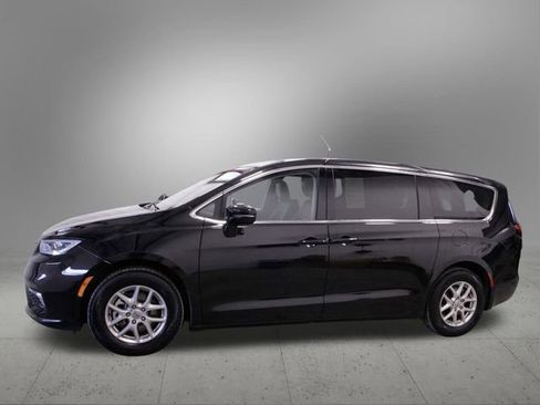 Used 2024 Chrysler Pacifica Touring-L image 2