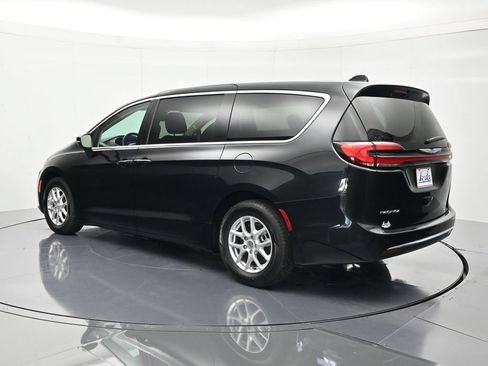 Used 2023 Chrysler Pacifica Touring-L FWD image 7