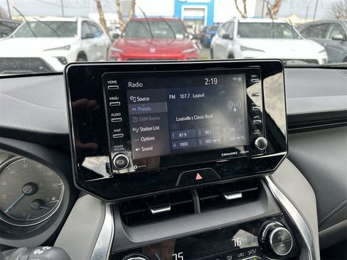 Used 2022 Toyota Venza XLE image 16