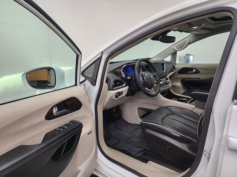 Used 2022 Chrysler Pacifica Limited FWD image 11