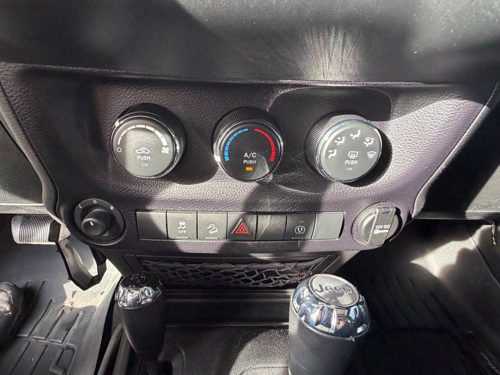 Used 2015 Jeep Wrangler Unlimited Rubicon w/ Connectivity Group AWD/4WD image 22