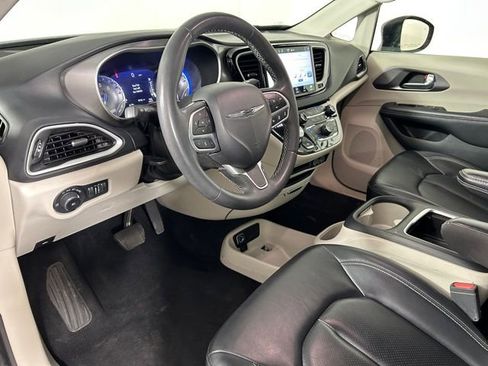 Used 2023 Chrysler Pacifica Touring-L image 17