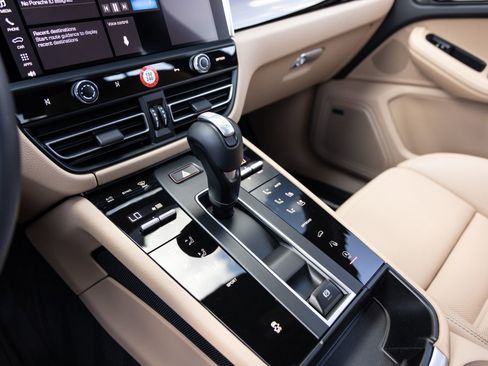 Certified 2025 Porsche Macan AWD/4WD image 17