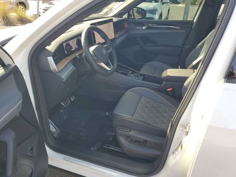 Used 2025 Volkswagen Tiguan SEL R-Line image 17