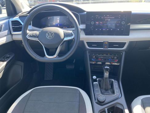 Used 2025 Volkswagen Taos SE AWD/4WD image 9