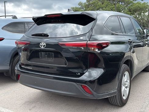 Used 2025 Toyota Highlander LE FWD image 6