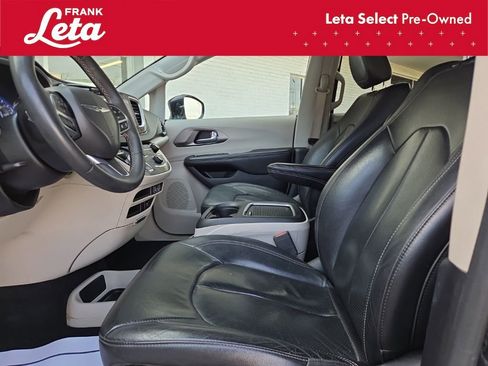 Used 2022 Chrysler Pacifica Touring-L image 13