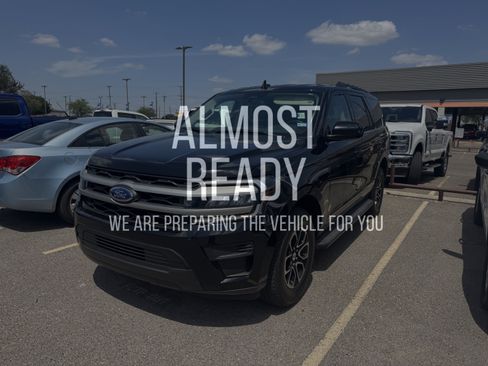 Used 2024 Ford Expedition Limited RWD image 2
