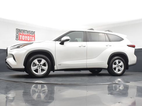 Used 2023 Toyota Highlander LE AWD/4WD image 27