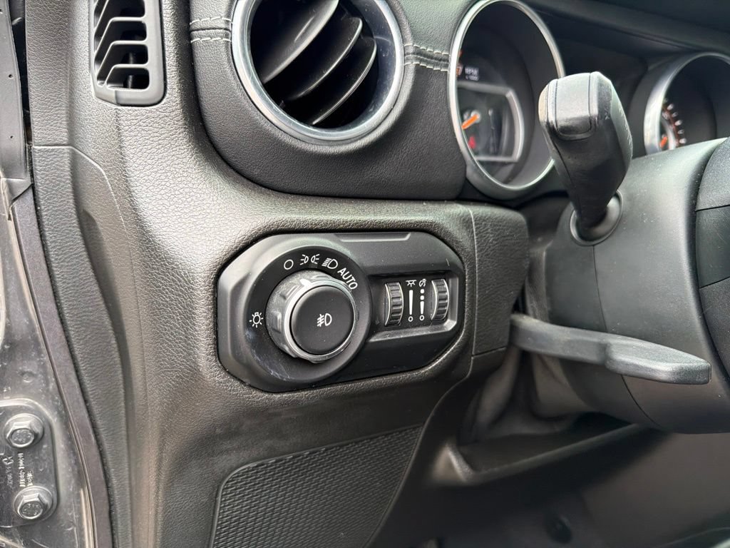 Used 2019 Jeep Wrangler Unlimited Sahara AWD/4WD image 15