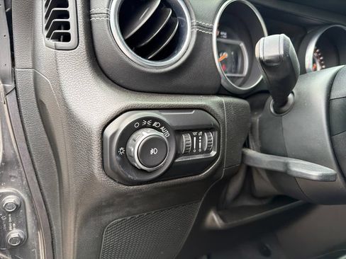 Used 2019 Jeep Wrangler Unlimited Sahara AWD/4WD image 15