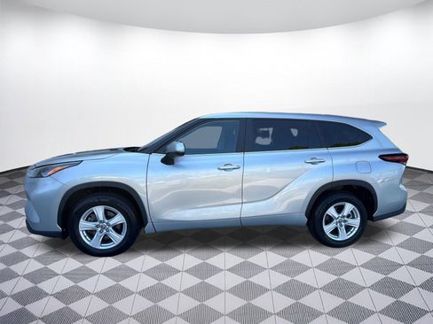 Used 2025 Toyota Highlander LE FWD image 2