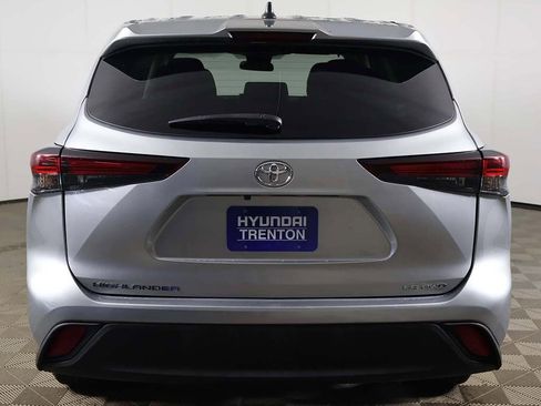 Used 2024 Toyota Highlander LE AWD/4WD image 11